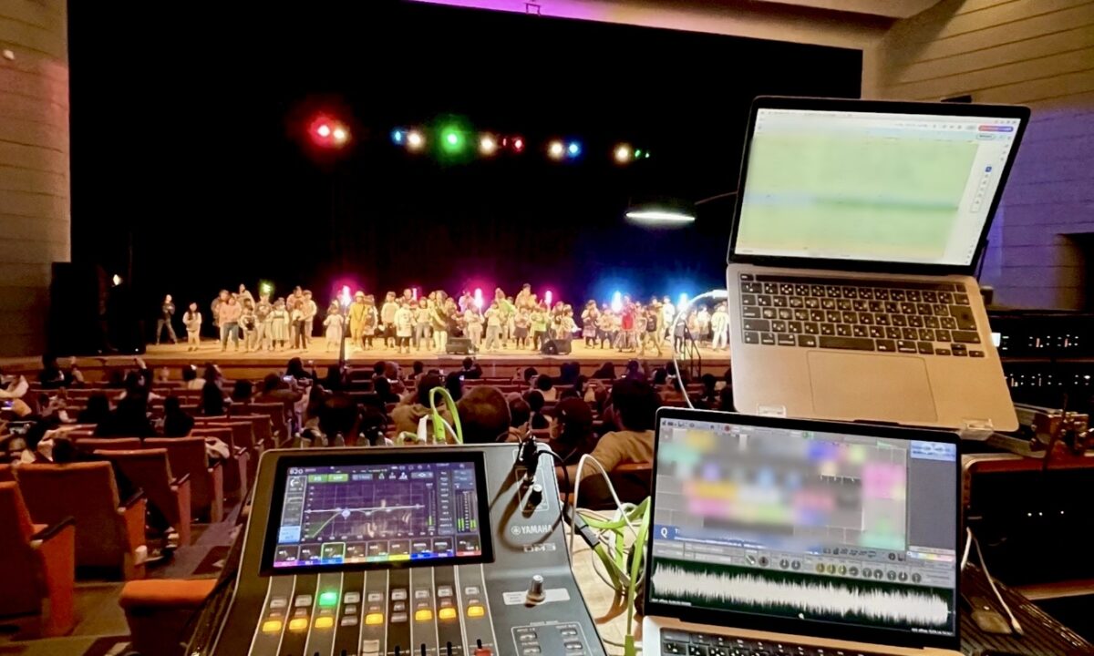 企業イベントで開催されたものまねライブのステージ｜ジョイント83