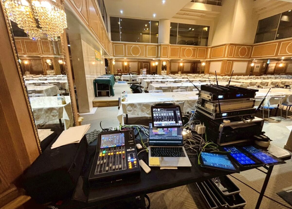 懇親会場に設営された音響卓・PA機材｜ジョイント83