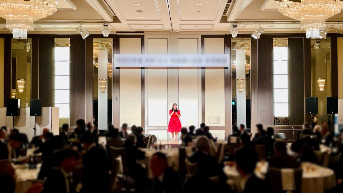 パレスホテル大宮様の企業パーティーで歌唱するものまねタレント・りんごちゃん様｜ジョイント83