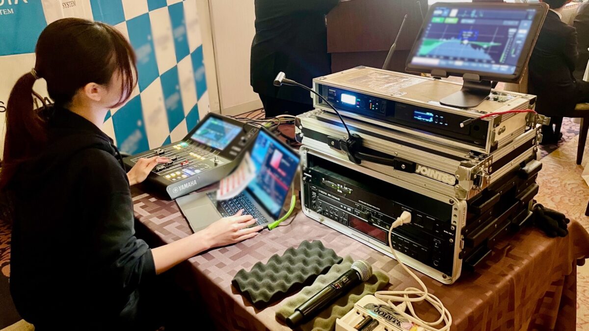 会場に設営された音響卓をオペレートするジョイント83スタッフ｜ジョイント83